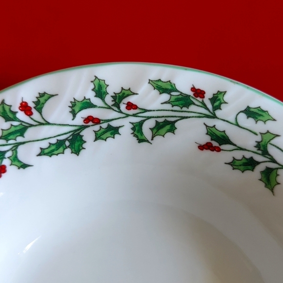 Totally Today Holly Leaf Bowl 7" Christmas Holiday - Picture 2 of 5